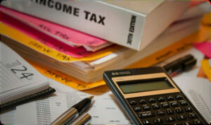 کارشناس مربوطه، مالیات اشخاص حقیقی را با توجه به میزان سود مشخص شده برای کسب و کار تعیین می‌نماید.